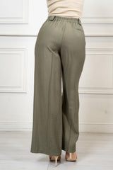modella indossando Pantalone palazzo in misto viscosa con elastico sul retro colore
