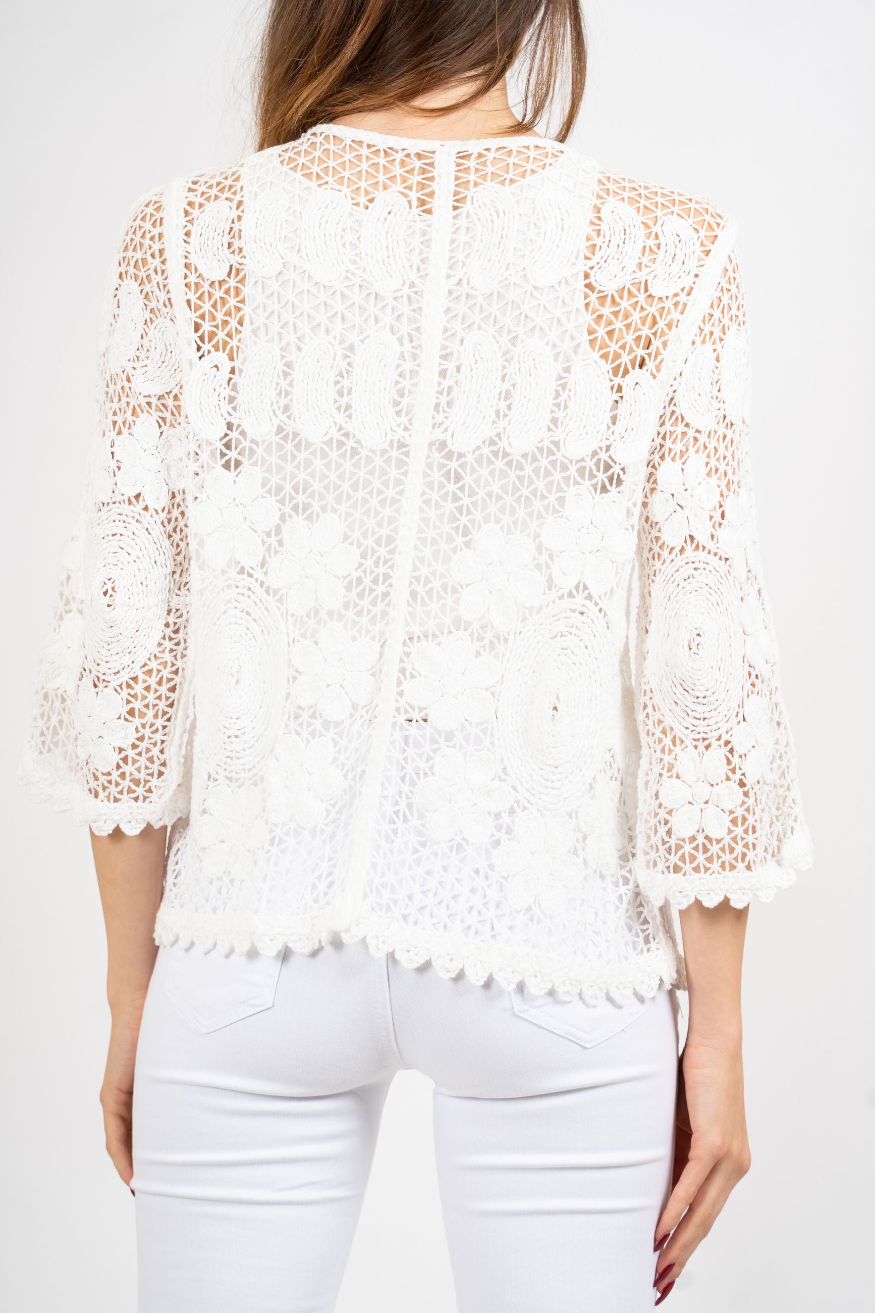 Giacchetto crochet a rete floreale.