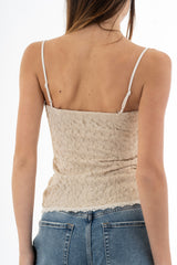 modella indossando Bustier in pizzo elasticizzato con coppe preformate e passamaneria al fondo colore