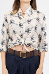 Camicia ampia in tencel velato con ricami floreali.