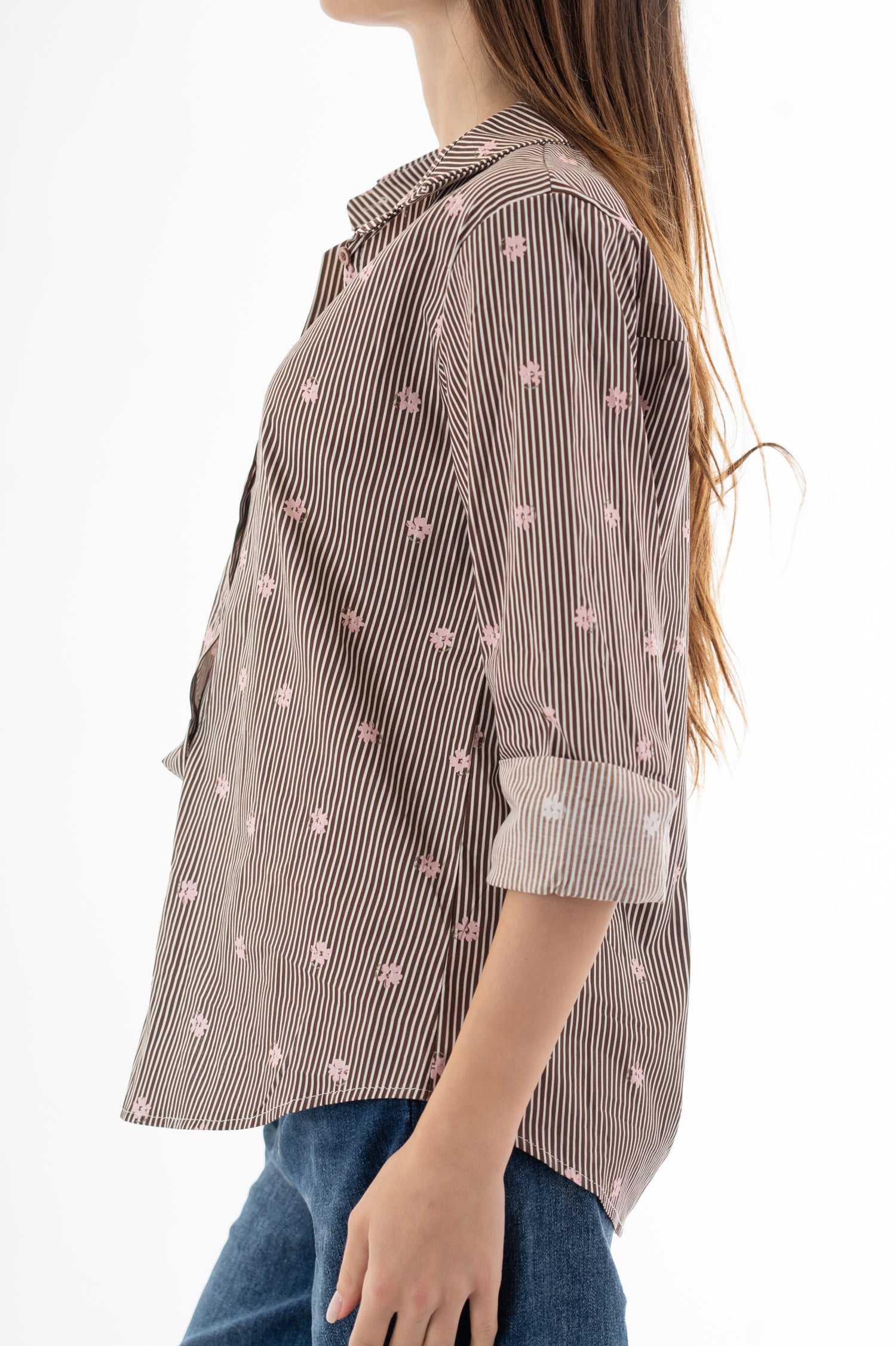 modella indossando Camicia donna in cotone 100% rigata marrone e beige con fiore rosa colore