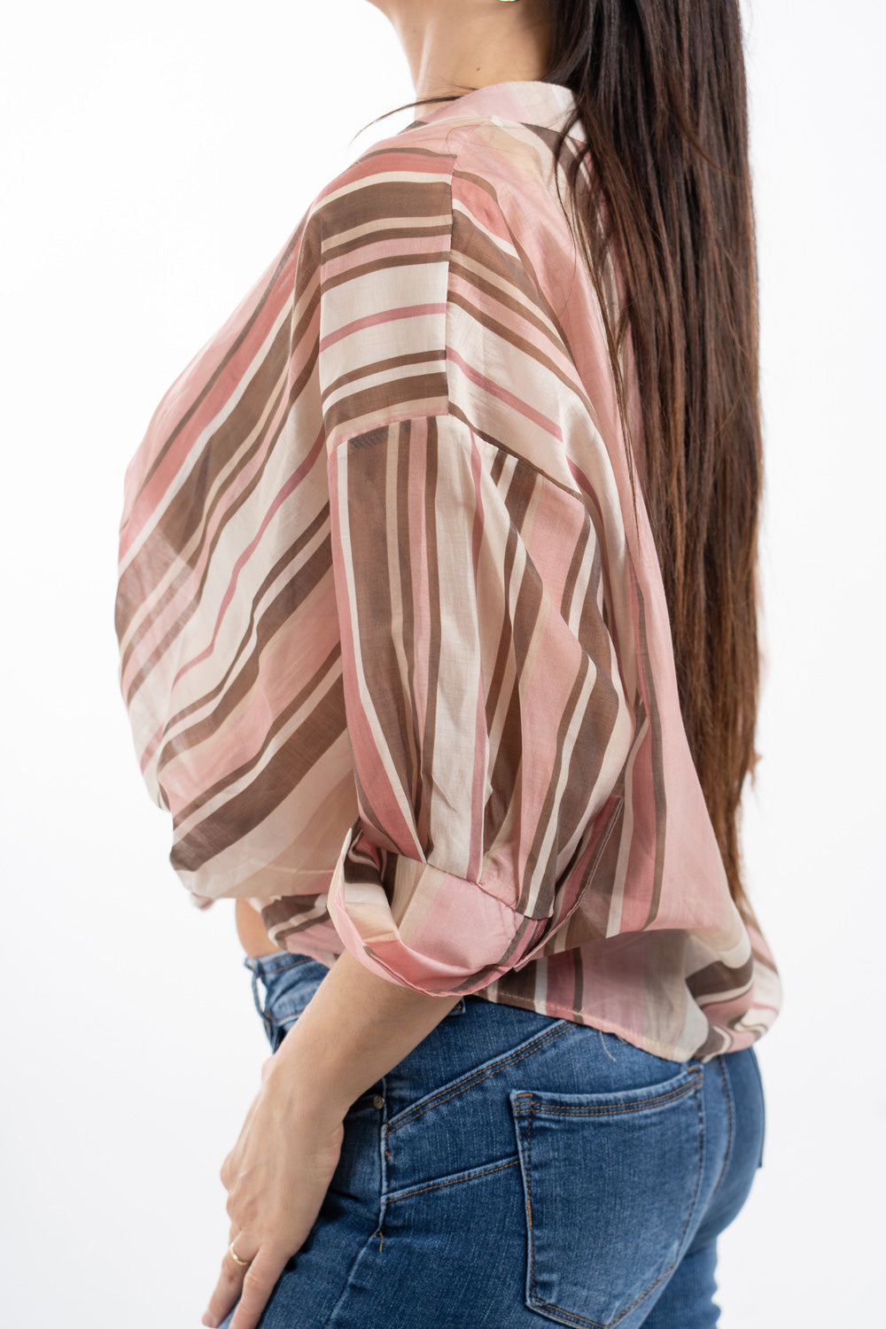 modella indossando Camicia over in Tencel a righe con nodo frontale e collo coreano colore