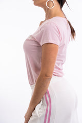 modella indossando T-shirt ricamata “Ho Sempre Ragione” con cuore colore