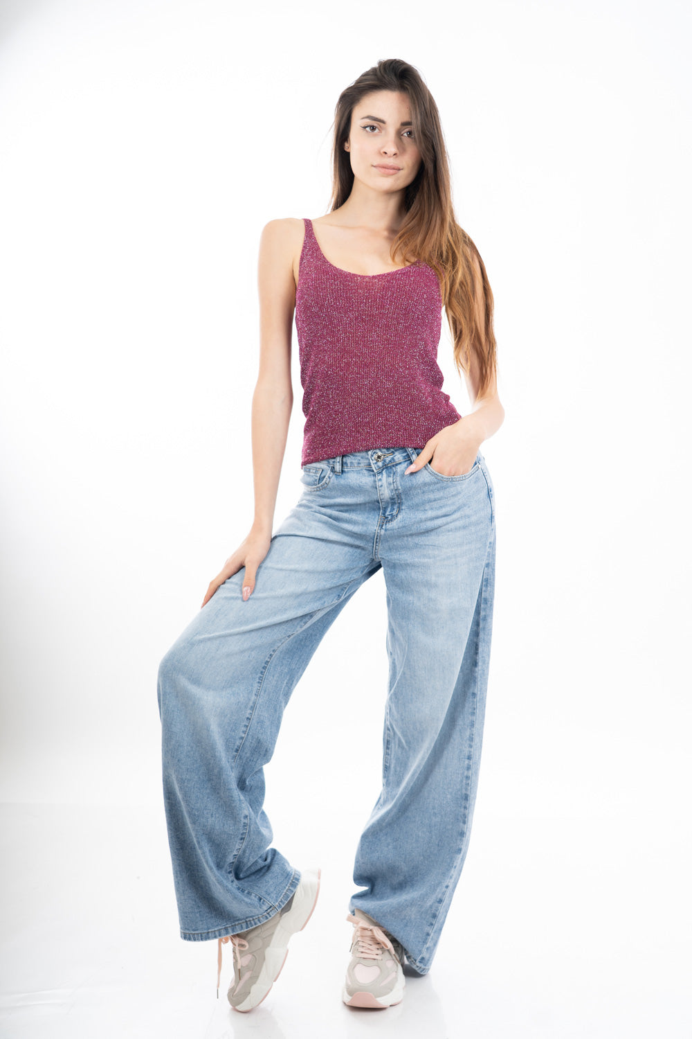 modella indossando Top in viscosa lurex a costine con scollo a V colore