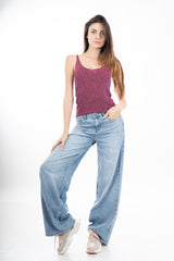 modella indossando Top in viscosa lurex a costine con scollo a V colore