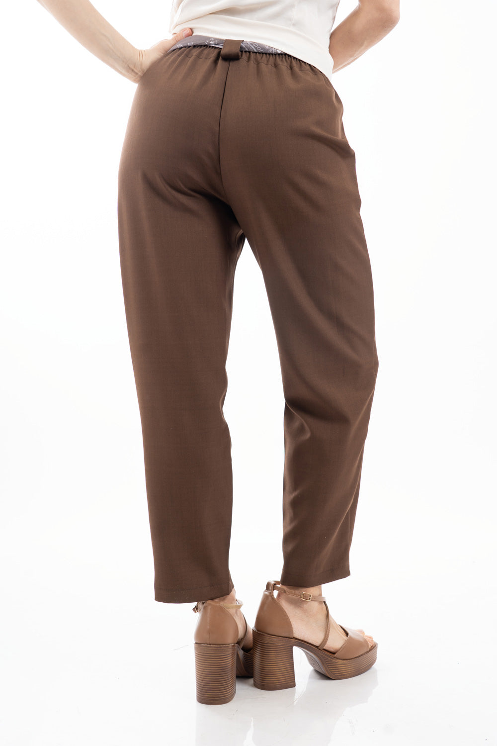 modella indossando Pantalone cropped in tela fluida marrone con cintura foulard colore
