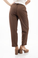 modella indossando Pantalone cropped in tela fluida marrone con cintura foulard colore