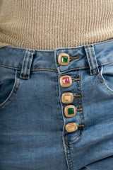 modella indossando Bermuda jeans elasticizzato con bottoni gioiello colore