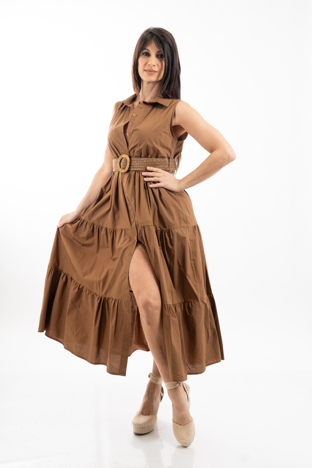 modella indossando Abito camicia lungo smanicato in cotone con balze e cintura intrecciata colore