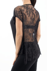 modella indossando Maglia over in viscosa con retro in pizzo colore Nero Unica