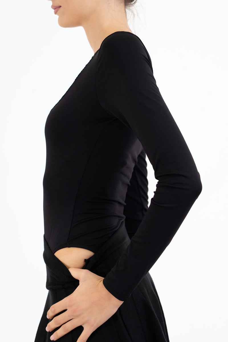 modella indossando Body LaceDream con pizzo e scollo a V colore