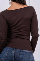 modella indossando Maglia Calista scollo quadrato colore
