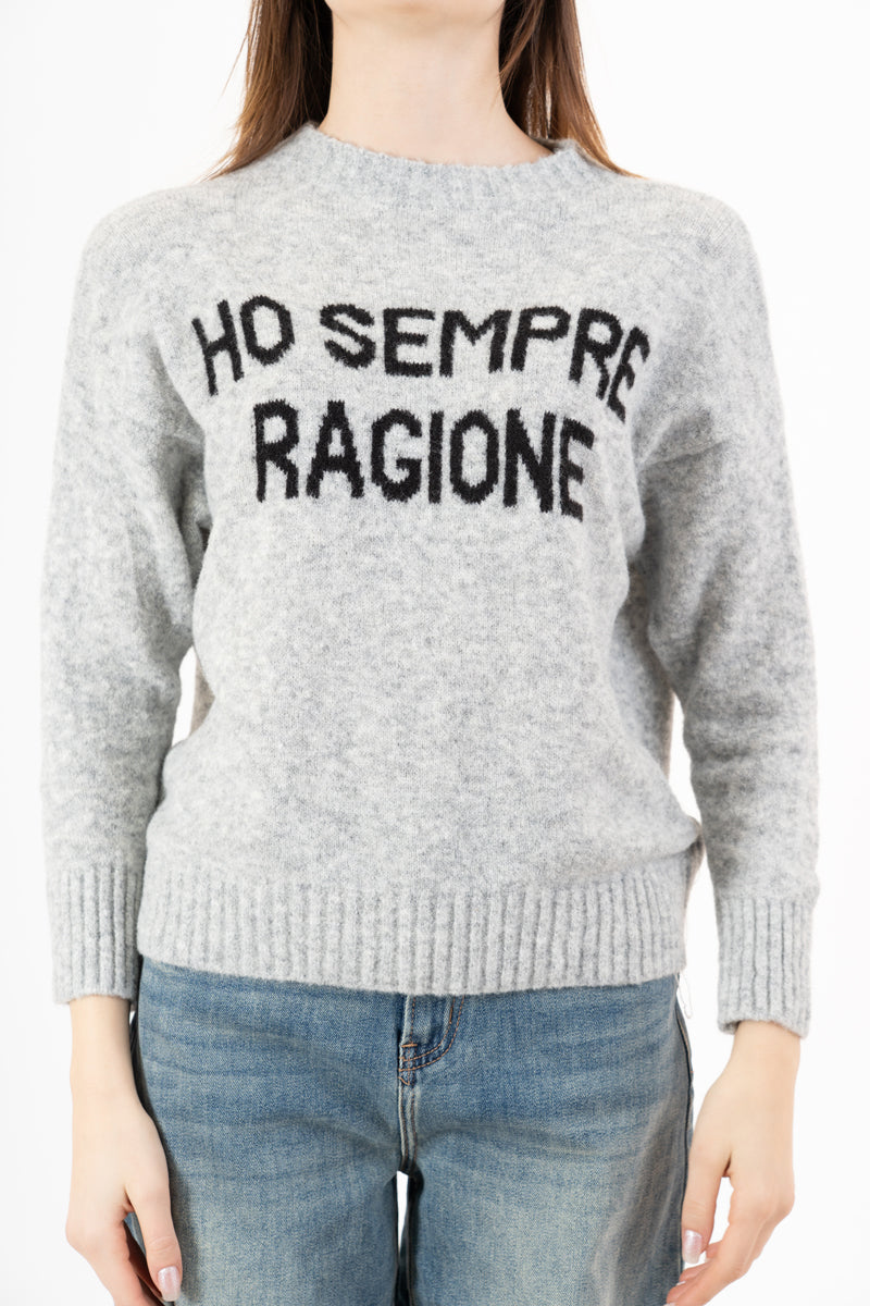 modella indossando Maglione girocollo con scritta “Ho sempre ragione” in misto lana Made in Italy colore Grigio-Nero Unica