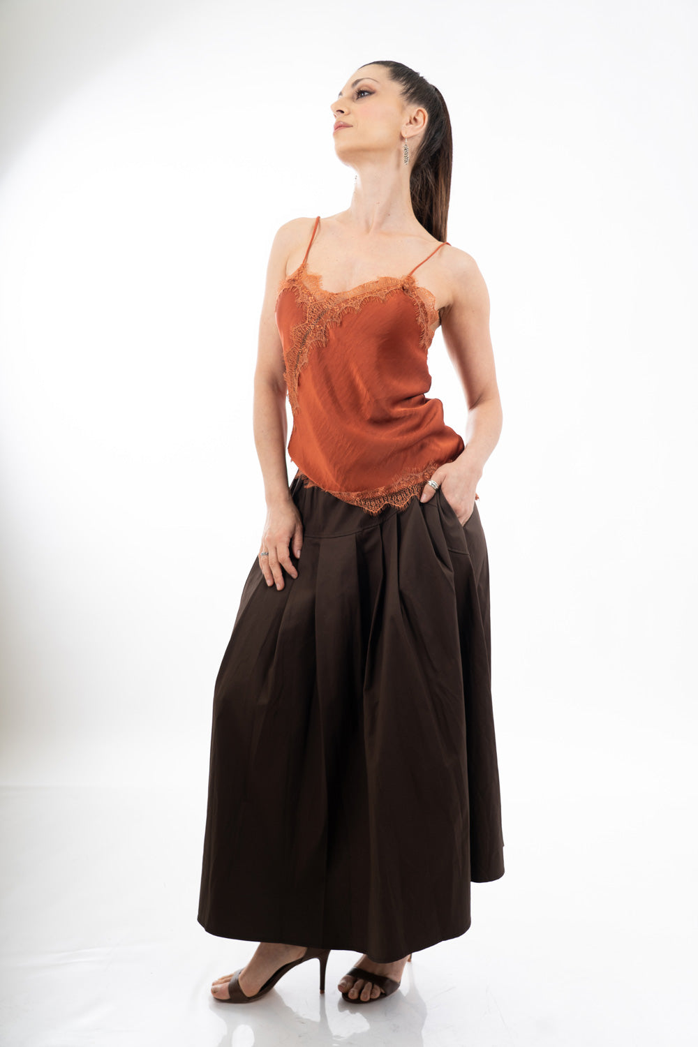 modella indossando Top in raso con pizzo applicato e spalline sottili colore