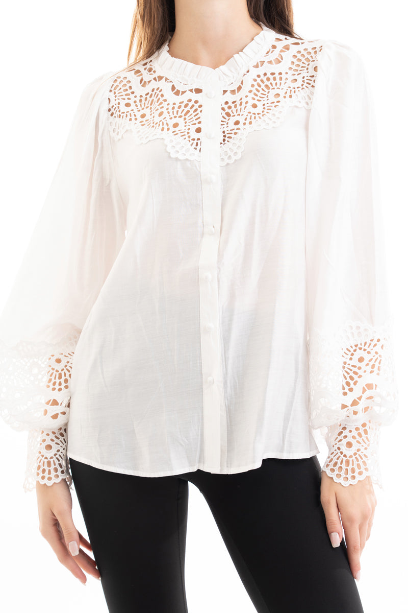 modella indossando Camicia ampia in viscosa con rouche al collo e macramé traforato colore Bianco Unica