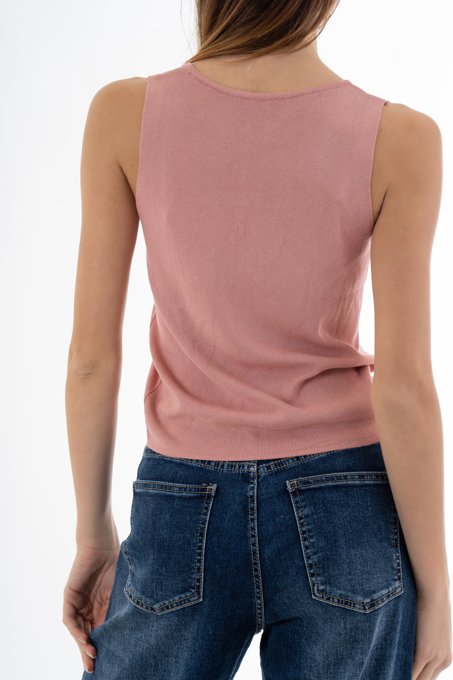 modella indossando Top canotta in filato microcostina di viscosa elasticizzata colore