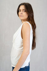 Maglia smanicata con drappeggio seno