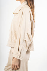 modella indossando Giacca in dainetto con zip e polsini regolabili colore