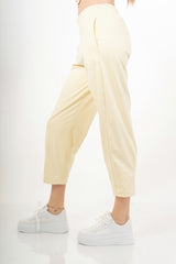 modella indossando Pantalone cropped in tessuto effetto dainetto elasticizzato colore Giallo Unica