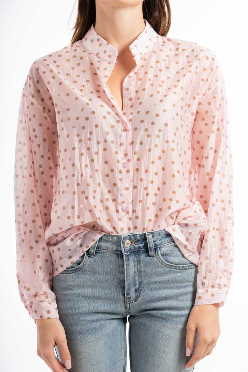 modella indossando Camicia velata a pois in tencel con collo coreano colore Rosa Unica