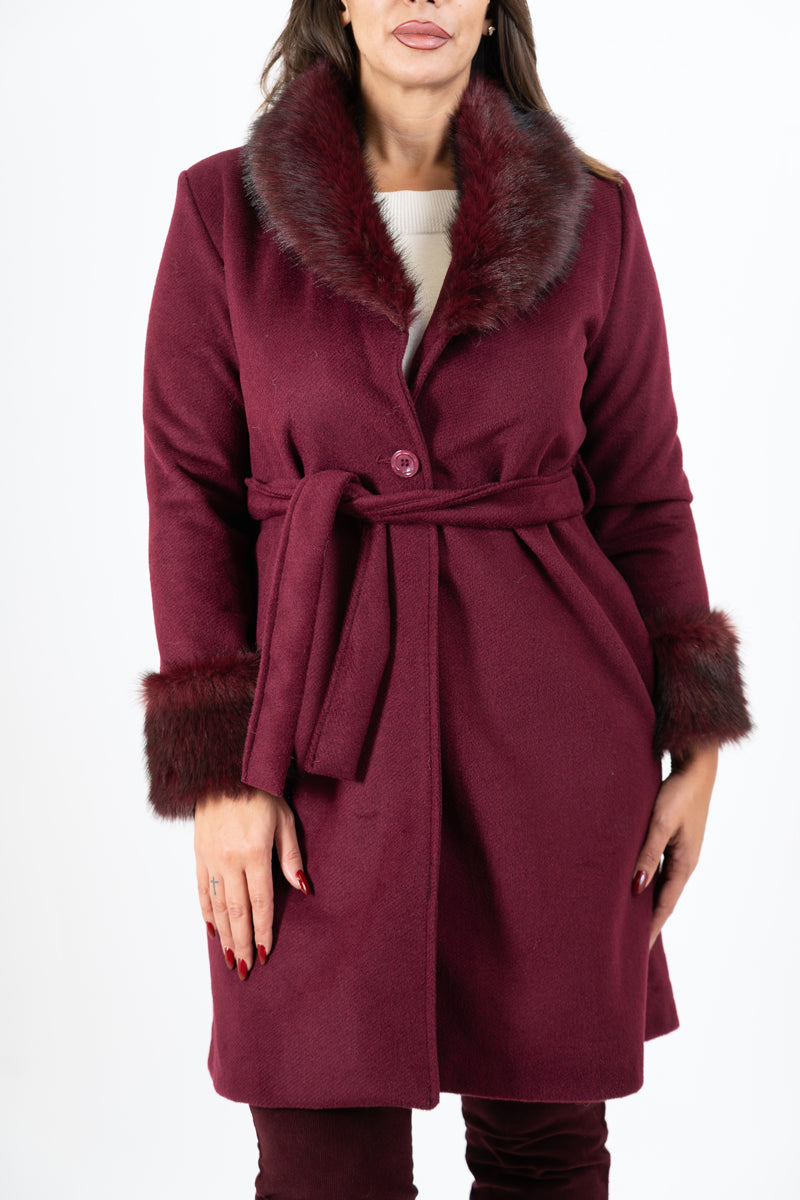 modella indossando Cappotto in panno rigato Bordeaux con collo in pelliccia colore