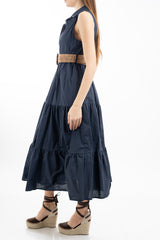 modella indossando Abito camicia lungo smanicato in cotone con balze e cintura intrecciata colore