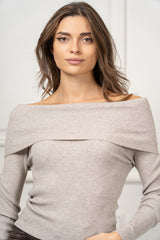 modella indossando Maglia Liora scollo Bardot colore Beige-Melange Unica