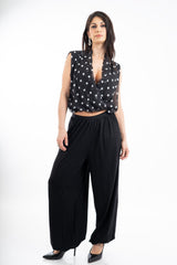 modella indossando Pantalone balloon in viscosa elasticizzata con fondo arricciato colore