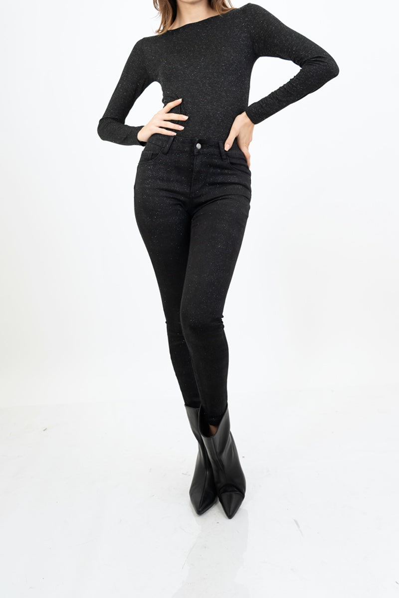 modella indossando Maglia basic girocollo in viscosa elasticizzata con filo laminato colore