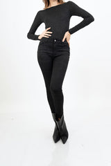 modella indossando Maglia basic girocollo in viscosa elasticizzata con filo laminato colore