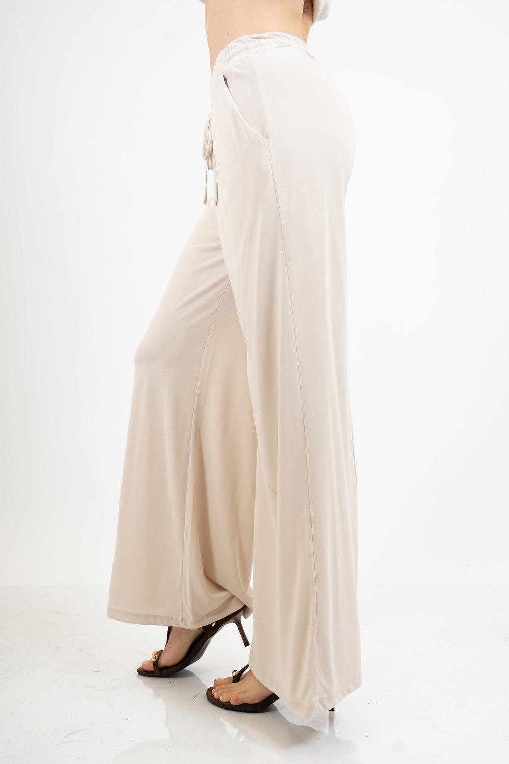 Pantalone palazzo in viscosa elasticizzata con coulisse Made in Italy.