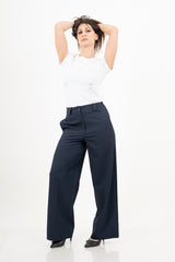 modella indossando Pantalone dritto rigato spinato blu colore