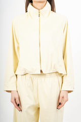 modella indossando Giacca in dainetto con zip e polsini regolabili colore