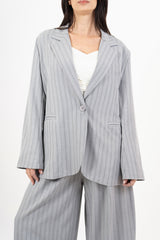 modella indossando Giacca over gessata con rever – taglia unica colore Grigio Unica