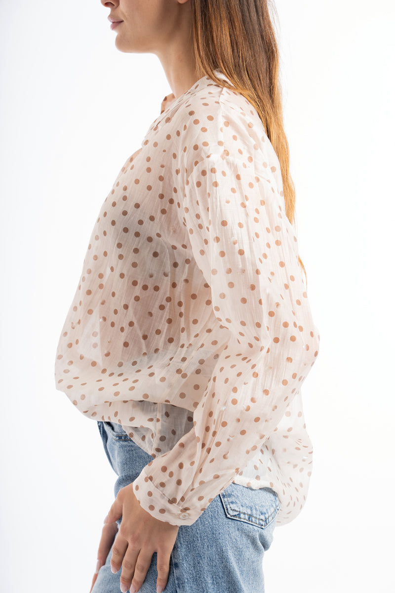 modella indossando Camicia velata a pois in tencel con collo coreano colore