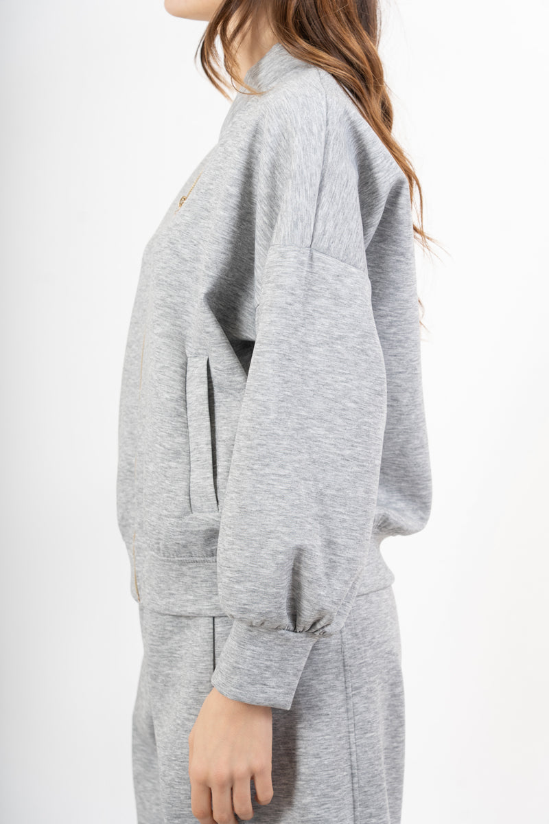 modella indossando Giacca in felpa misto viscosa con zip e manica ampia colore