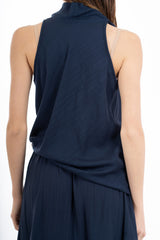 modella indossando Top lungo a fazzoletto con scollo sciallato in viscosa EasyWave no stiro colore