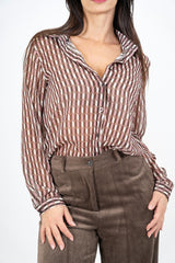 modella indossando Camicia in georgette velata fantasia Optical Cube colore Marrone Unica