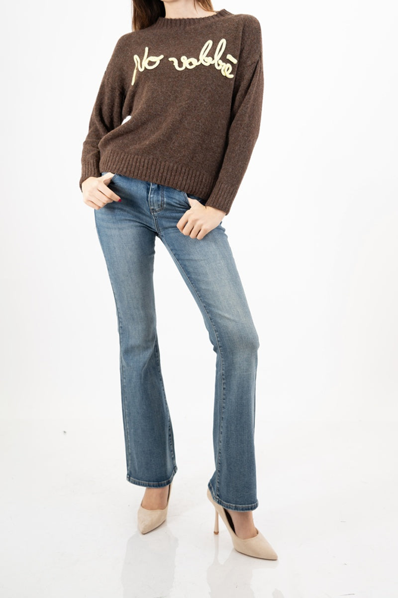 modella indossando Maglione girocollo “No vabbè” in misto lana ricamato colore