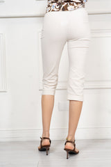modella indossando Pantalone Capri elasticizzato con spacchetto colore