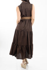 modella indossando Abito camicia lungo smanicato in cotone con balze e cintura intrecciata colore
