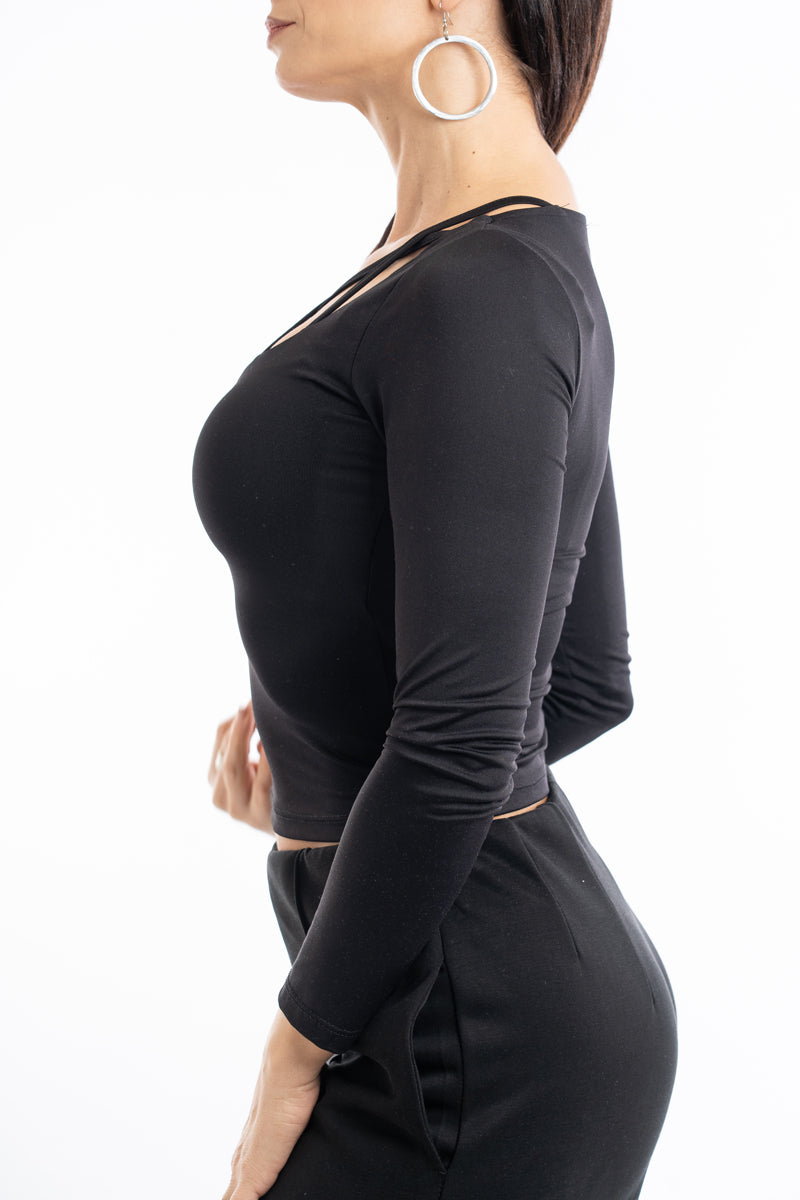 modella indossando Maglia elasticizzata con scollo sagomato e lacci interni colore