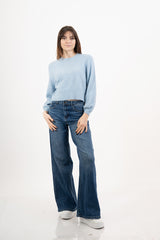 modella indossando Maglione morbido con manica ampia e bordo a costine colore