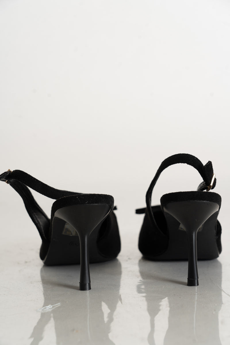 modella indossando Décolleté slingback nere con lacci e tacco a spillo colore