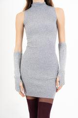 modella indossando Abito smanicato a costine in misto viscosa colore