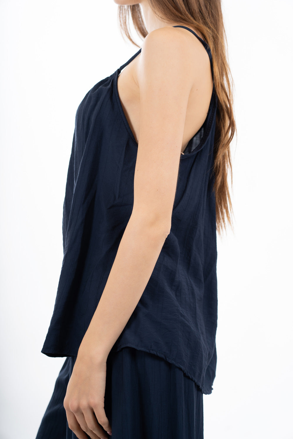 modella indossando Top EasyWave con scollo arricciato e coulisse con accessori colore