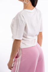 modella indossando T-shirt scritta “Pure secondo me è come dico io” colore