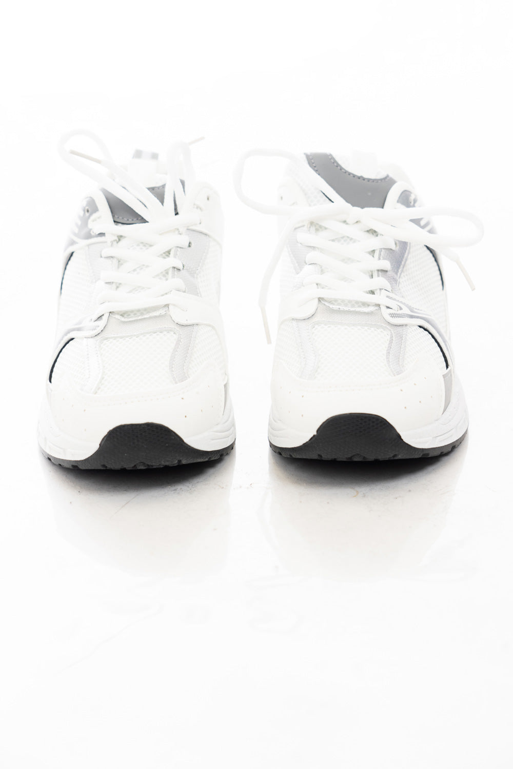 modella indossando Sneakers sportive in mesh traspirante con inserti tecnici e suola ammortizzata colore