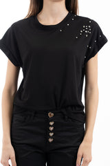 modella indossando T-shirt con spalla scesa e applicazioni strass su spalla in cotone elasticizzato colore Nero Unica