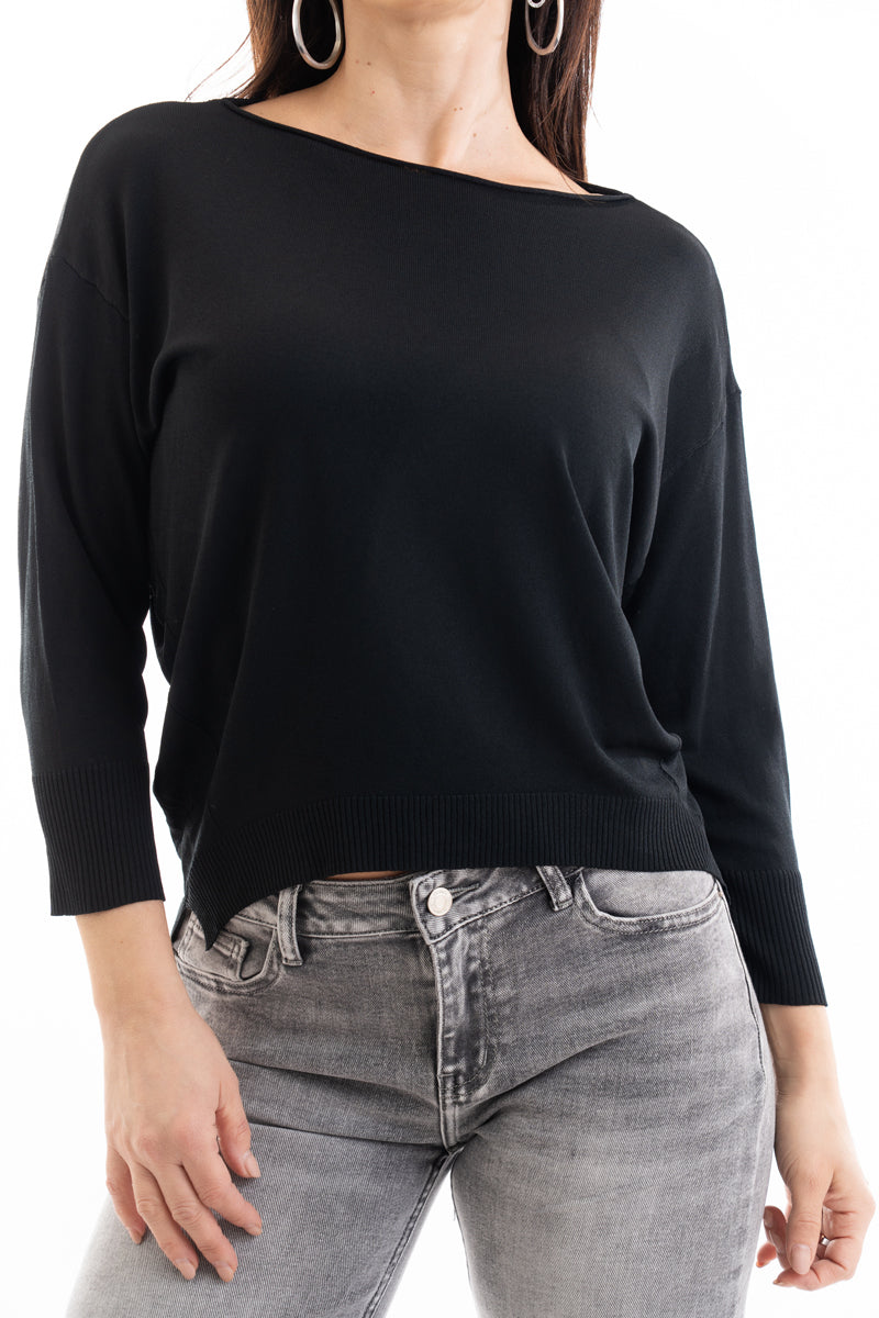 modella indossando Maglia ampia corta davanti e più lunga dietro in filato leggero colore Nero Unica